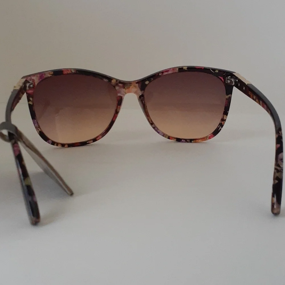 Revlon Women Sunglasses Floral Black Gold Color frame NWT